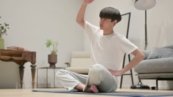 Asiatischer Mann macht Stretches auf Yogamatte zu Hause — Stockvideo