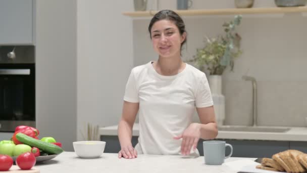 Indiano donna mostrando pollici fino mentre in piedi in cucina — Video Stock