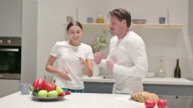 Mutlu Karışık Irk Çiftleri Mutfakta Dans Ediyor 