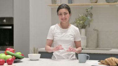 Mutfaktayken Hint Kadın Kalp Yapıyor.