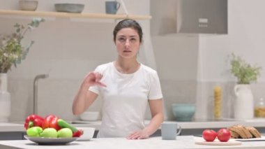 Mutfakta Ayakta Dururken Başparmaklarını Gösteren Hintli Kadın