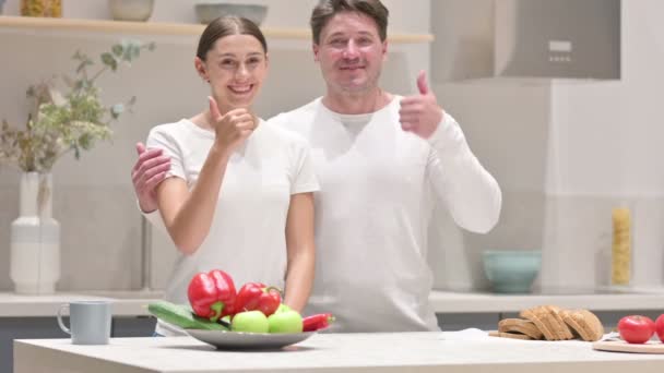 Coppie di razza mista Mostrando Pollici su Accedi Cucina — Video Stock