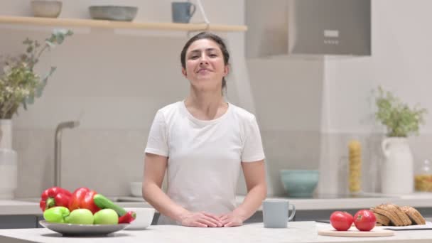 Indiska kvinna skakar huvudet som inget tecken när du är i köket — Stockvideo