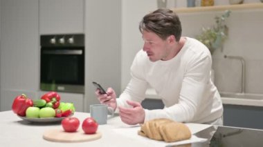 Mutfakta Smartphone 'da Meyve Fotoğrafı Çeken Adam 