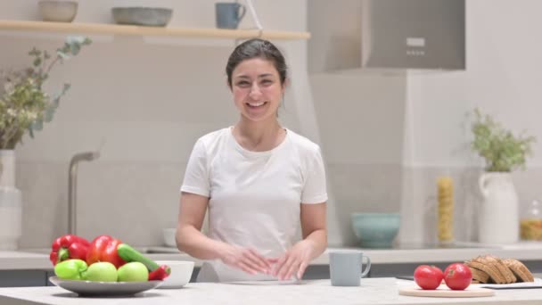 Mujer india haciendo forma de corazón con las manos mientras está en la cocina — Vídeos de Stock