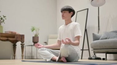 Asyalı Adam Evdeki Yoga Mattı Üzerine Meditasyon Yapıyor