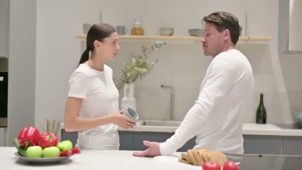 Latino donna litigare con uomo in cucina — Video Stock
