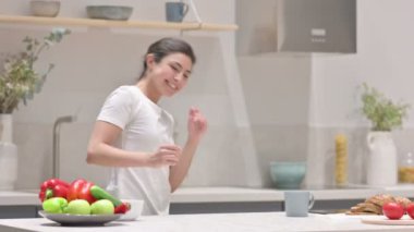 Mutfakta Ayakta Dans Eden Hintli Kadın