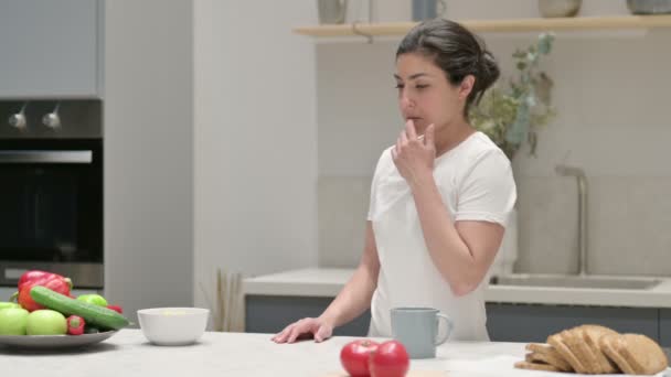 Indiska kvinna tänker när du står i köket — Stockvideo