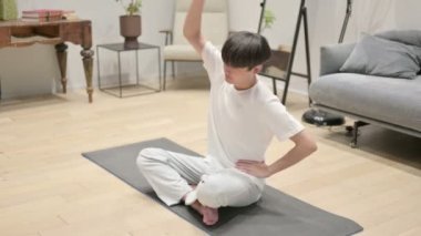 Asyalı Adam Yoga Mattı 'nda Gerinme Yapıyor