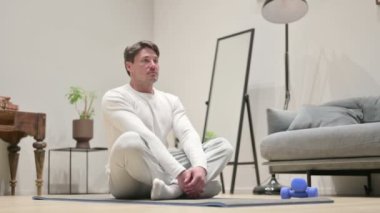 Evde Yoga Mattı Üzerine Meditasyon Yapan Adam