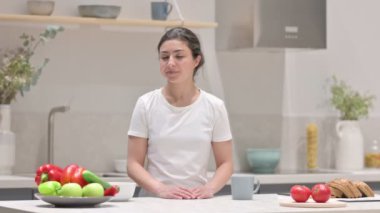 Mutfakta Kafasını Sallayan Hintli Kadın Evet İşareti