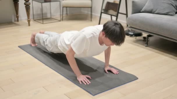 Asian Man melakukan Pushups di Yoga Mat di Rumah — Stok Video