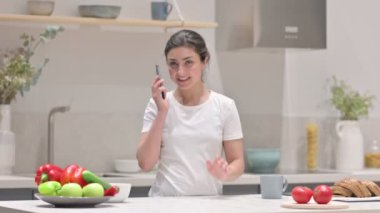 Hintli Kadın Yoga Mat 'te otururken telefonda konuşuyor. 