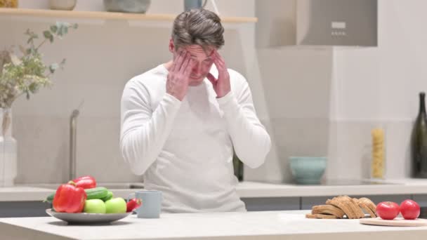 Allvarlig Man känner sig orolig när du står i köket — Stockvideo