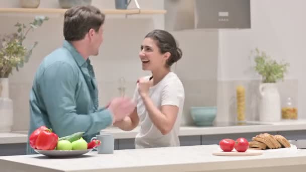 Gemischtes Paar tanzt in Küche — Stockvideo