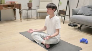 Asyalı Adam Evdeki Yoga Mattı Üzerine Meditasyon Yapıyor