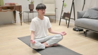 Asyalı Adam Evdeki Yoga Mattı Üzerine Meditasyon Yapıyor