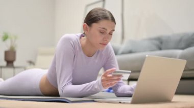 Latin Kadın Yoga Mat 'te Laptop' ta Çevrimiçi Ödeme Yapıyor