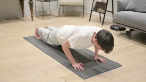 Lelah Manusia Asia melakukan Pushups di Yoga Mat di Rumah — Stok Video