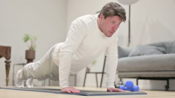 Uomo stanco che fa flessioni su Yoga Mat a casa — Video Stock