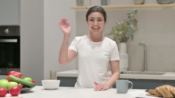 Indien femme faire appel vidéo tandis que debout dans la cuisine — Video