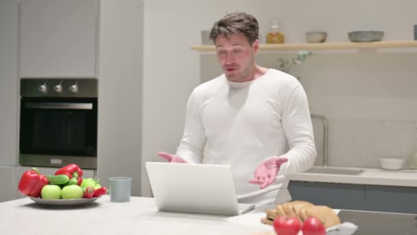 Uomo che fa videochiamata sul computer portatile in cucina — Video Stock