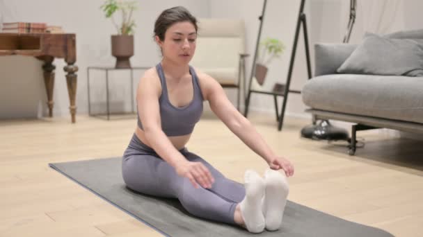 Indiase vrouw doet Stretches op Yoga Mat thuis — Stockvideo