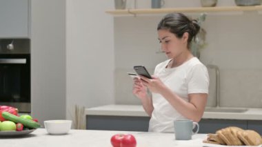 Hintli Kadın Mutfaktaki Akıllı Telefondan Çevrimiçi Ödeme Yapıyor