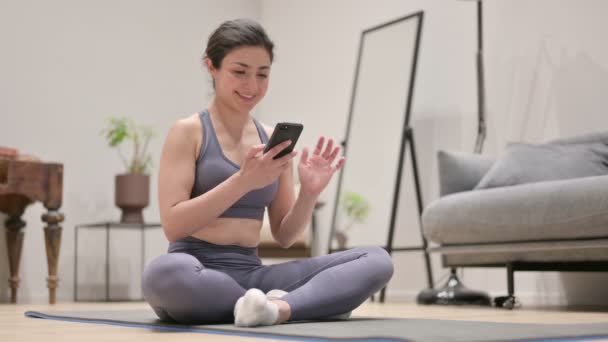 Inderin spricht zu Hause auf Yogamatte auf Smartphone — Stockvideo