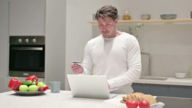 Mutfakta Bilgisayarda Çevrimiçi Ödeme Yapan Adam