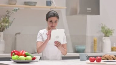 Mutfakta Tablet kullanan Hintli Kadın 
