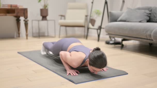 Moe Indiase vrouw doet Pushups op Yoga Mat thuis — Stockvideo