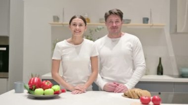 Karışık Irk Çifti Mutfakta Beklerken Video Çağrısı Yapıyor