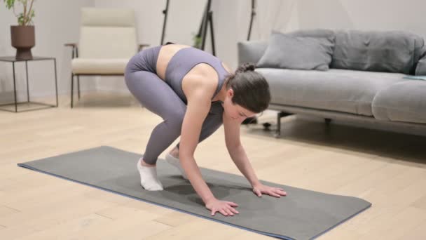 Indiase vrouw doet Stretches op Yoga Mat, Crow Pose — Stockvideo