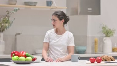 Mutfakta Beklerken Düşünen Hintli Kadın