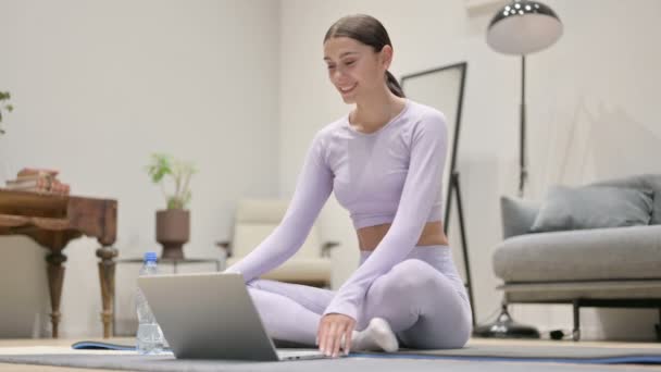 Mujer Latina Hablando en Videollamada en Laptop en Estera de Yoga — Vídeos de Stock