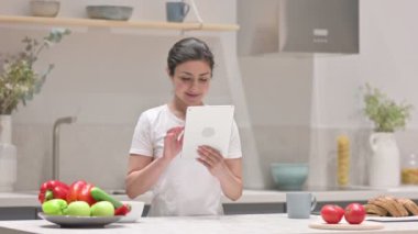 Mutfakta Tablet kullanan Hintli Kadın 