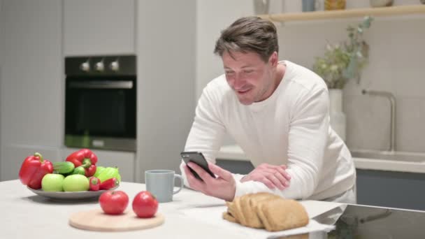 Man csinál video hívás Smartphone a konyhában — Stock videók