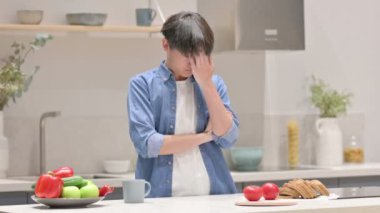 Ciddi Asyalı Adam Mutfakta Dururken Düşünüyor