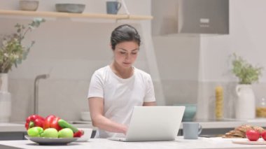 Hintli Kadın Mutfaktaki Laptop 'ta Video Görüşmesi Yapıyor