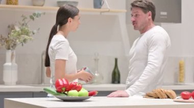 Latin Kadın Mutfakta Erkekle Tartışıyor 