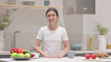 Hintli Kadın Mutfakta Beklerken Görüntülü Arama Yapıyor