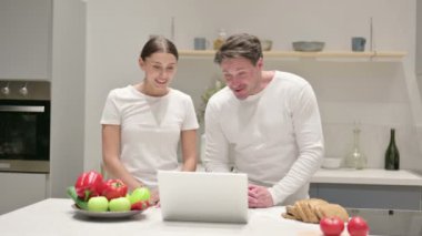 Karışık Yarış Çifti Mutfaktaki Bilgisayarda Video Görüşmesi Yapıyor