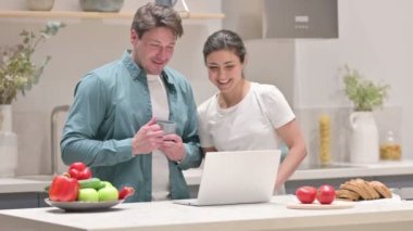 Karışık Yarış Çifti Mutfaktaki Bilgisayarda Video Görüşmesi Yapıyor