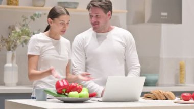 Karışık Yarış Çifti Mutfaktaki Bilgisayarda Video Görüşmesi Yapıyor
