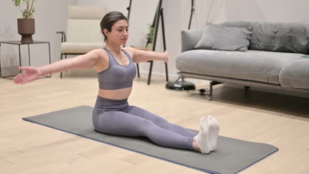 Femme indienne faisant des étirements sur tapis de yoga à la maison — Video