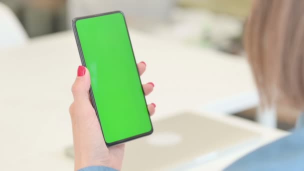 Surfen im Internet auf dem Smartphone mit grünem Chroma-Bildschirm — Stockvideo