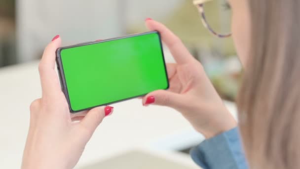 Mujer sosteniendo Smartphone con pantalla de croma verde — Vídeo de stock