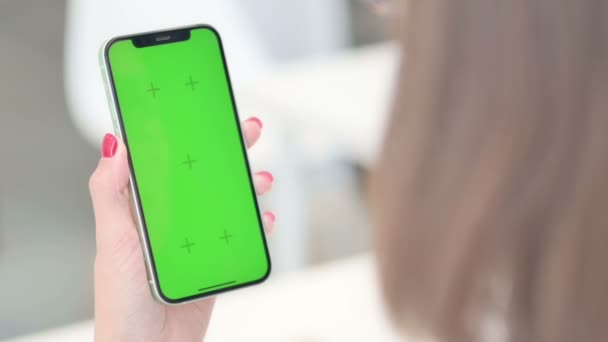 Смартфон с зеленым экраном, макет — стоковое видео